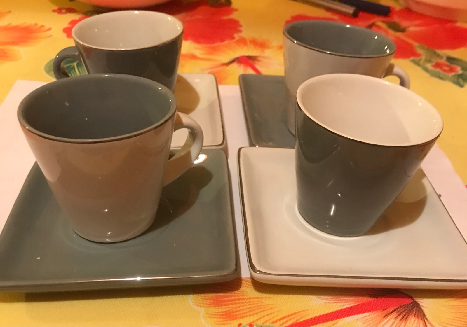 4 tasses à café + 4 sous-tasses